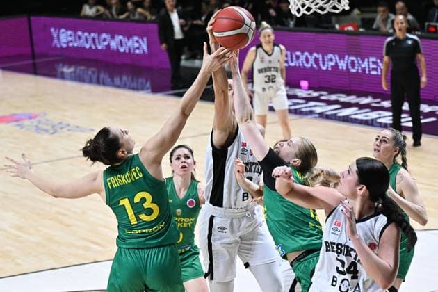 Besiktas BOA v Sopron Basket - FIBA Women’s EuroCup ISTANBUL, TURKIYE - DECEMBER 11: Besiktas BOA player Maria Emmanouela Fasoula (34) in action against Sopron Basket player Zala Friskovec (13) during the FIBA Women’s EuroCup playoff first leg match between Besiktas BOA and Sopron Basket in Istanbul, Turkiye on December 11, 2025. Cem Tekkesinoglu Anadolu Istanbul Turkey. Editorial use only. Please get in touch for any other usage.  Copyright: x2025xAnadoluxCemxTekkesinoglux