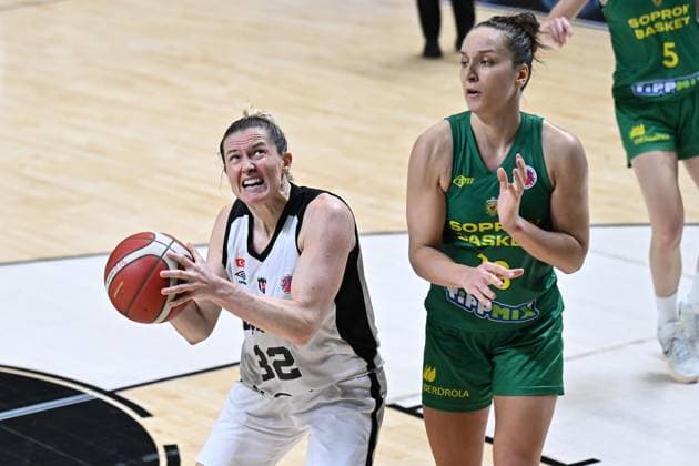 Besiktas BOA v Sopron Basket - FIBA Women’s EuroCup ISTANBUL, TURKIYE - DECEMBER 11: Besiktas BOA player Samantha Whitcomb (L) in action against Sopron Basket player Zala Friskovec (R) during the FIBA Women’s EuroCup playoff first leg match between Besiktas BOA and Sopron Basket in Istanbul, Turkiye on December 11, 2025. Cem Tekkesinoglu Anadolu Istanbul Turkey. Editorial use only. Please get in touch for any other usage.  Copyright: x2025xAnadoluxCemxTekkesinoglux