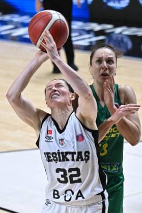 Besiktas BOA v Sopron Basket - FIBA Women’s EuroCup ISTANBUL, TURKIYE - DECEMBER 11: Besiktas BOA player Samantha Whitcomb (L) in action against Sopron Basket player Zala Friskovec (R) during the FIBA Women’s EuroCup playoff first leg match between Besiktas BOA and Sopron Basket in Istanbul, Turkiye on December 11, 2025. Cem Tekkesinoglu Anadolu Istanbul Turkey. Editorial use only. Please get in touch for any other usage.  Copyright: x2025xAnadoluxCemxTekkesinoglux