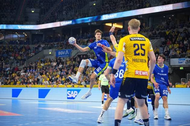 Scene with Julian Köster 7 VfL Gummersbach and Miro Schluroff 15 VfL Gummersbach Julian Köster 7 VfL Gummersbach and Miro Schluroff 15 VfL Gummersbach in action Copyright: xspeedshotx