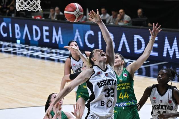 Besiktas BOA v Sopron Basket - FIBA Women’s EuroCup ISTANBUL, TURKIYE - DECEMBER 11: Besiktas BOA player Samantha Whitcomb (32) in action against Sopron Basket player Vivien Borondy (44) during the FIBA Women’s EuroCup playoff first leg match between Besiktas BOA and Sopron Basket in Istanbul, Turkiye on December 11, 2025. Cem Tekkesinoglu Anadolu Istanbul Turkey. Editorial use only. Please get in touch for any other usage.  Copyright: x2025xAnadoluxCemxTekkesinoglux