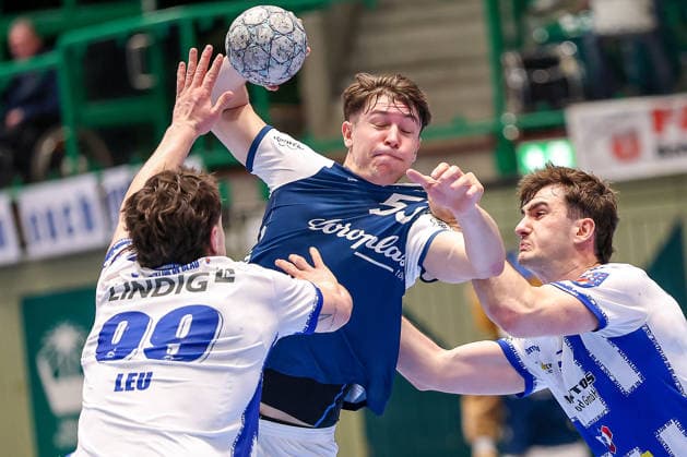 11 12 2025, Handball, HBL, Bergischer HC ThSV Eisenach, Unihalle Wuppertal Soeren Steinhaus BHC 53 in duel against Tillmann Leu Eisenach 99 Stephan Seitz Eisenach 44 North Rhine-Westphalia Germany