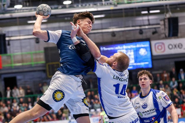 11 12 2025, Handball, HBL, Bergischer HC ThSV Eisenach, Unihalle Wuppertal Soeren Steinhaus BHC 53 in a duel against Peter Walz Eisenach 14 North Rhine-Westphalia Germany