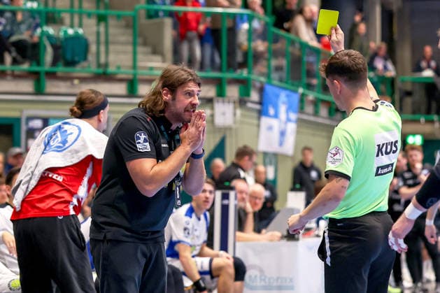 11 12 2025, Handball, HBL, Bergischer HC ThSV Eisenach, Unihalle Wuppertal Yellow card for Sebastian Hinze Eisenach hc on the sidelines North Rhine-Westphalia Germany
