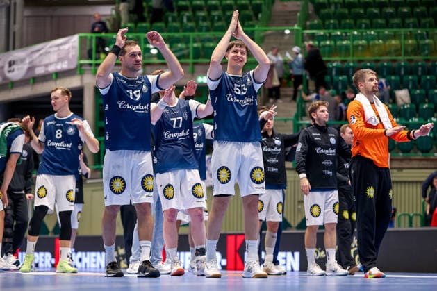11 12 2025, Handball, HBL, Bergischer HC ThSV Eisenach, Unihalle Wuppertal Closing cheers after the 27 26 victory for BHC Tomas Babak BHC 19 Soeren Steinhaus BHC 53 North Rhine-Westphalia Germany