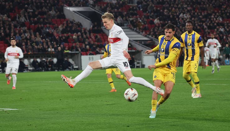 Stuttgart , Soccer UEFA Europa League VfB Stuttgart vs Maccabi Tel Aviv , from left Chris Führich VfB Itai Ben Hamo Tel Aviv