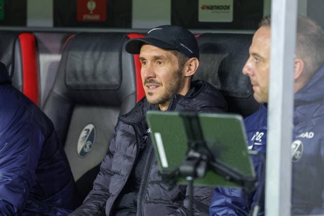 11 12 2025, xhettx, Football UEFA Europa League, SC Freiburg RB Salzburg v l Julian Schuster SC Freiburg, Coach DFL DFB REGULATIONS PROHIBIT ANY USE OF PHOTOGRAPHS as IMAGE SEQUENCES and or QUASI VIDEO Freiburg
