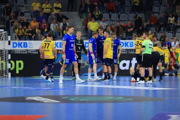 Scene with ät pán Zeman 66 VfL Gummersbach , Bertram Obling 16 VfL Gummersbach , Julian Köster 7 VfL Gummersbach , Tom Kiesler 30 VfL Gummersbach , Tilen Kodrin 5 VfL Gummersbach and Jannik Kohlbacher 80 Rhein Neckar Löwen ät pán Zeman 66 VfL Gummersbach and Bertram Obling 16 VfL Gummersbach defending against Jannik Kohlbacher 80 Rhein Neckar Löwen Copyright: xspeedshotx