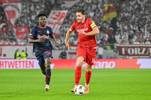 Edmund Baidoo FC Red Bull Salzburg, 20 , Christian Guenter SC Freiburg, 30 on the ball GER, SC Freiburg FC Salzburg, Football, Europa League, Matchday 6, Season 2025 2026, 11 12 2025 GER, SC Freiburg FC Salzburg, Football, Europa League, Matchday 6, Season 2025 2026, 11 12 2025 Freiburg Copyright: xEibner-Pressefoto ThomasxHessx EP_THS