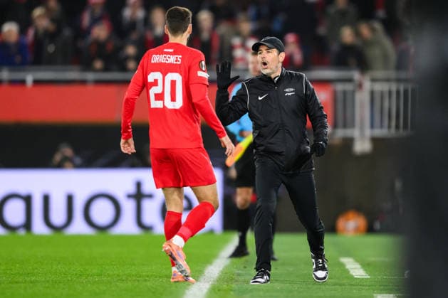 251211 Vetle Dragsnes and Head coach Freyr Alexandersson of Brann during the UEFA Europa League football match between Brann and Fenerbache on December 11, 2025 in Bergen Photo Marius Simensen BILDBYRAN COP 238 MM0053 bbeng fotboll football soccer fotball uefa europa league brann fenerbache  Copyright: MARIUSxSIMENSEN BB251211ZK012