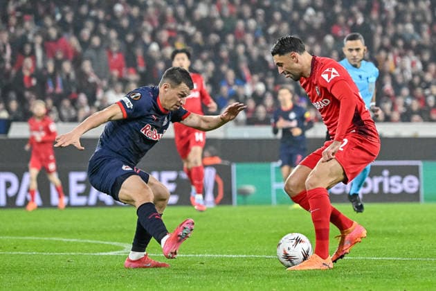Stefan Lainer FC Red Bull Salzburg, 22 in duel with Vincenzo Grifo SC Freiburg, 32 on the ball GER, SC Freiburg FC Salzburg, Football, Europa League, Matchday 6, Season 2025 2026, 11 12 2025 GER, SC Freiburg FC Salzburg, Football, Europa League, Matchday 6, Season 2025 2026, 11 12 2025 Freiburg Copyright: xEibner-Pressefoto ThomasxHessx EP_THS