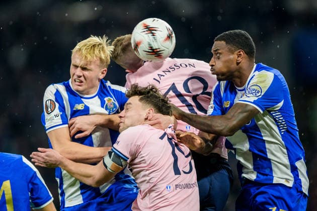 251211 Pablo Rosario and Victor Froholdt of Porto against Pontus Jansson and Colin Rösler of Malmö FF during the Europa League football match between Porto and Malmö FF on December 11, 2025 in Porto Photo Ludvig Thunman BILDBYRAN kod LT LT0761 fotboll football soccer fotball uefa europa league europa league porto malmö ff bbeng  Copyright: LUDVIGxTHUNMAN BB251211LT057