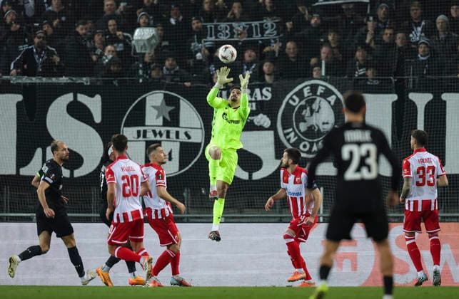 Sturm v Crvena Zvezda, UEFA Europa League, League phase, Matchday 6, season 2025 2026 goalkeeper Matheus Magalhaes (C) of Crvena Zvezda in action during the UEFA Europa League football match between Sturm Graz and Crvena Zvezda (Red Star) at Stadion Graz Liebenau on December 11. 2025. in Graz, Austria. Graz Austria Copyright: xPedjaxMilosavljevic STARSPORTx