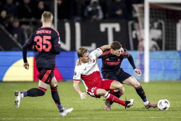 UTRECHT - (l-r) Oleksandr Zinchenko of Nottingham Forest, Dani de Wit of FC Utrecht, and Elliot Anderson of Nottingham Forest during the UEFA Europa League match between FC Utrecht and Nottingham Forest at Galgenwaard Stadium on December 11, 2025, in Utrecht, Netherlands. ANP ROBIN VAN LONKHUIJSEN UEFA Europa League matchday 6 2025-2026 xVIxANPxSportx xxANPxIVx 544605290 originalFilename: 544605290.jpg