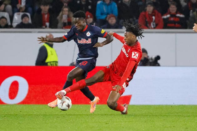 Edmund Baidoo RB Salzburg, 20 and Johan Manzambi SC Freiburg, 44 in duel , Germany, Soccer, UEFA Europa League, Matchday 6, 2025 2026, SC Freiburg vs RB Salzburg, 11 12 2025, Europa Park Stadion Freiburg , Freiburg im Breisgau, Germany Freiburg im Breisgau Europa Park Stadion Freiburg Baden Württemberg Germany Copyright: xGrantxHubbsx