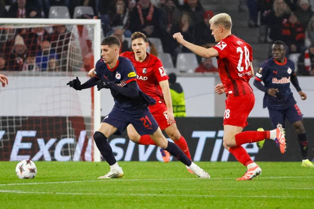 Petar Ratkov RB Salzburg, 21 , Maximilian Eggestein SC Freiburg, 08 and Matthias Ginter SC Freiburg, 28 fighting for the ball , Germany, Football, UEFA Europa League, Matchday 6, 2025 2026, SC Freiburg vs RB Salzburg, 11 12 2025, Europa Park Stadion Freiburg , Freiburg im Breisgau, Germany Freiburg im Breisgau Europa Park Stadion Freiburg Baden Württemberg Germany Copyright: xGrantxHubbsx