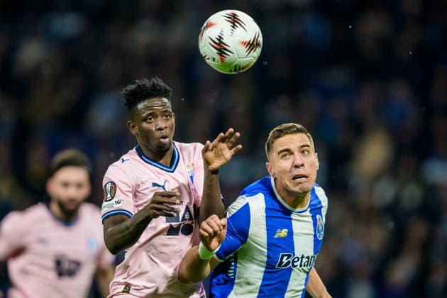 251211 Salifou Soumah of Malmö FF and Jan Bednarek of Porto during the Europa League football match between Porto and Malmö FF on December 11, 2025 in Porto Photo Ludvig Thunman BILDBYRAN kod LT LT0761 fotboll football soccer fotball uefa europa league europa league porto malmö ff bbeng  Copyright: LUDVIGxTHUNMAN BB251211LT064
