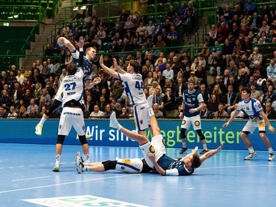 Nico Schoettle Bergischer HC, 08 throwing a shot on goal Ueber Philipp Meyer ThSV Eisenach, 27 and Stephan Seitz ThSV Eisenach, 44 Bergischer HC vs ThSV Eisenach, Handball, 1 Bundesliga, Matchday 16, Season 2025 2026, 11 12 2025 Bergischer HC vs ThSV Eisenach, Handball, 1 Bundesliga, Matchday 16, Season 2025 2026, 11 12 2025 Wuppertal Copyright: xEibner-Pressefoto DamianxKruczynx EP_DKI