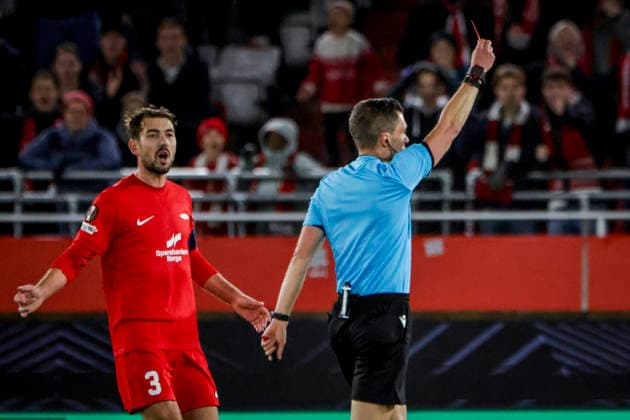 UEFA Europa League 2025 SK Brann Fenerbahce Bergen 20251211 Branns Fredrik Pallesen Knudsen reacts to referee Willy Delajod giving a red card to Eivind Fauske Helland during the UEFA Europa League match between SK Brann and Fenerbahce at Brann Stadium Photo Paul S Amundsen NTB Bergen Norway EDITORIAL USE ONLY RESTRICTED USE FOR BETTING COMPANIES  Copyright: xPaulxS.xAmundsenx xNTBx