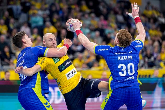 from left Stepan Zeman VfL, 66 , Lukas Sandell RNL, 11 , Tom Kiesler VfL, 30 , duel, duel scene, duel, tackle, tackling, dynamics, action, action, 11 12 2025, Mannheim Germany , Handball, Bundesliga, Rhein Neckar Löwen VfL Gummersbach xozx