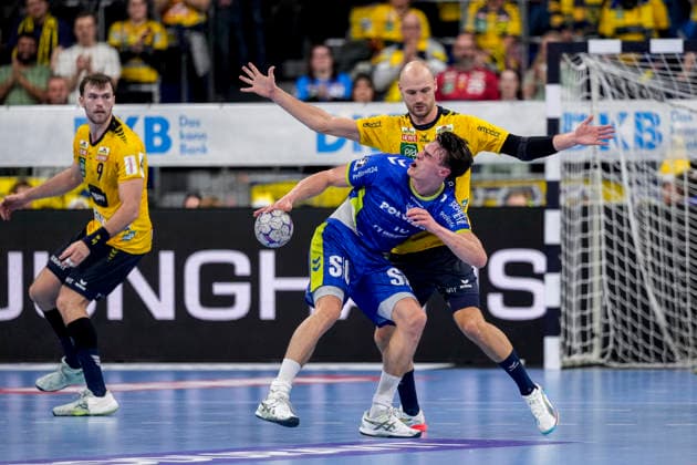 from left Steven Plucnar Jacobsen RNL, 9 , Miro Schluroff VfL, 15 , Lukas Sandell RNL, 11 , duel, duel scene, duel, tackle, tackling, dynamics, action, action, 11 12 2025, Mannheim Germany , Handball, Bundesliga, Rhein Neckar Löwen VfL Gummersbach xozx