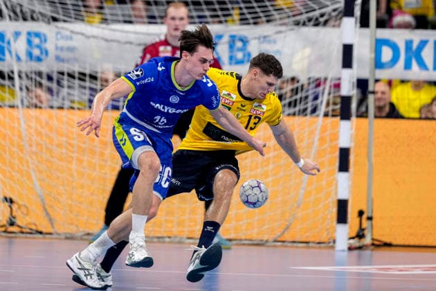 v li Miro Schluroff VfL, 15 , Sebastian Heymann RNL, 13 , duel, duel, tackle, tackling, dynamics, action, action, 11 12 2025, Mannheim Germany , Handball, Bundesliga, Rhein Neckar Löwen VfL Gummersbach xozx