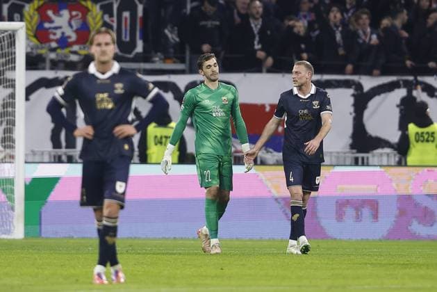 LYON , 17-11-2025 , Groupama Stadium , season 2025 2026 , UEFA Europa League League phase . match between Olympique Lyon and Go Ahead Eagles, Picture showsEagles goalkeeper Jari de Busser , Eagles player Joris Kramer Olympique Lyon - Go Ahead Eagles  x200123762x Copyright:
