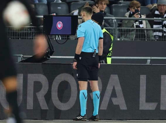 Sturm v Crvena Zvezda, UEFA Europa League, League phase, Matchday 6, season 2025 2026 referee Damian Sylwestrzak of poland check VAR during the UEFA Europa League football match between Sturm Graz and Crvena Zvezda (Red Star) at Stadion Graz Liebenau on December 11. 2025. in Graz, Austria. Graz Austria Copyright: xPedjaxMilosavljevic STARSPORTx
