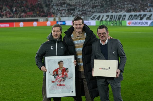 Jochen Saier SC Freiburg, Board , Michael Gregoritsch, Oliver Leki SC Freiburg, Board , Germany, Football, UEFA Europa League, Matchday 6, League phase, 2025 2026, SC Freiburg vs FC Salzburg, 11 12 2025, Europa Park Stadion, Freiburg, Germany Freiburg Europa Park Stadion Baden Württemberg Germany Copyright: xArnexAmbergx