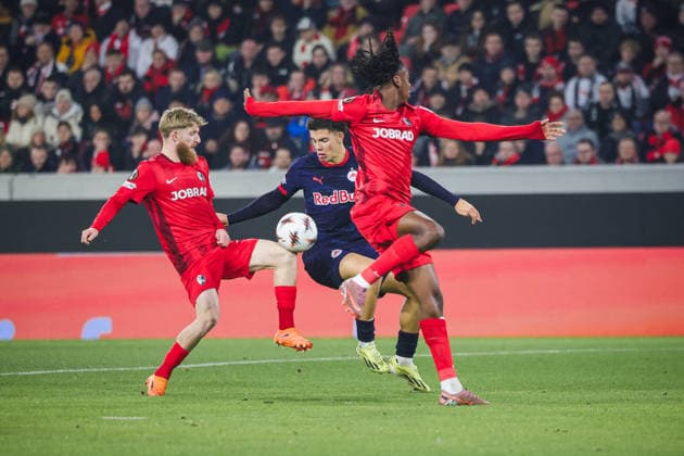 11 12 2025, xhettx, Football UEFA Europa League, SC Freiburg RB Salzburg v l Jan Niklas Beste SC Freiburg, 19 in front of Clement Bischoff FC Salzburg, 7 on the ball DFL DFB REGULATIONS PROHIBIT ANY USE OF PHOTOGRAPHS as IMAGE SEQUENCES and or QUASI VIDEO Freiburg