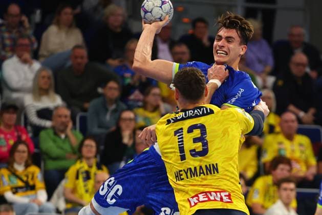 Goal throw by Julian Koester Gummersbach in a duel with Sebastian Heymann Rhein Neckar Loewen Rhein Neckar Loewen vs VfL Gummersbach, Handball, 1 Bundesliga, 11 12 2025 Rhein Neckar Loewen vs VfL Gummersbach, Handball, 1 Bundesliga, 11 12 2025 Mannheim Copyright: xEibner-Pressefotox EP_RWS