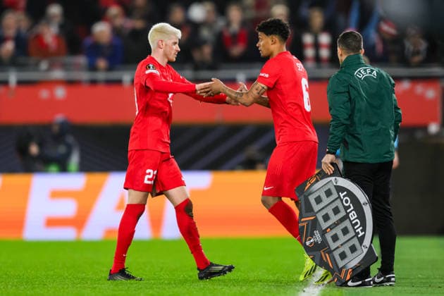 251211 Thore Pedersen changes with Japhet Sery Larsen of Brann during the UEFA Europa League football match between Brann and Fenerbache on December 11, 2025 in Bergen Photo Marius Simensen BILDBYRAN COP 238 MM0053 bbeng fotboll football soccer fotball uefa europa league brann fenerbache  Copyright: MARIUSxSIMENSEN BB251211ZR023