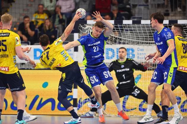 Kristjan Horzen Gummersbach in duel with Dani Baijens Rhein Neckar Loewen Rhein Neckar Loewen vs VfL Gummersbach, Handball, 1 Bundesliga, 11 12 2025 Rhein Neckar Loewen vs VfL Gummersbach, Handball, 1 Bundesliga, 11 12 2025 Mannheim Copyright: xEibner-Pressefotox EP_RWS