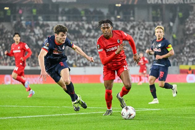 Junior Adamu SC Freiburg, 20 on the ball and in a running duel with Jacob Rasmussen FC Red Bull Salzburg, 02 GER, SC Freiburg FC Salzburg, Football, Europa League, Matchday 6, Season 2025 2026, 11 12 2025 GER, SC Freiburg FC Salzburg, Football, Europa League, Matchday 6, Season 2025 2026, 11 12 2025 Freiburg Copyright: xEibner-Pressefoto ThomasxHessx EP_THS