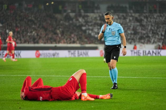 UEFA Europa League SC Freiburg vs FC Salzburg, 11 12 2025 Elchin Masiyev Referee of the match against Matthias Ginter SC Freiburg, 28 UEFA Europa League SC Freiburg vs FC Salzburg, Europa Park Stadion, 11 12 2025 Copyright: xBEAUTIFULxSPORTS Boscox