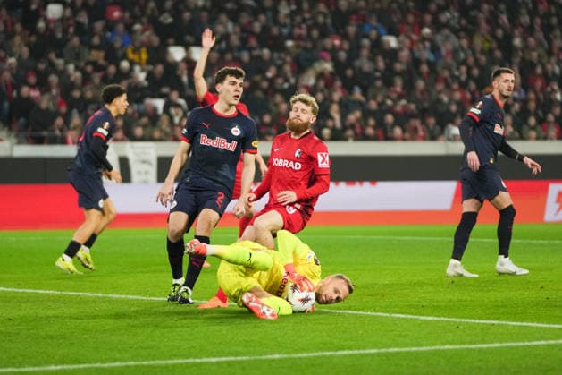 UEFA Europa League SC Freiburg vs FC Salzburg, 11 12 2025 Alexander Schlager FC Salzburg, 1 with a save UEFA Europa League SC Freiburg vs FC Salzburg, Europa Park Stadion, 11 12 2025 Copyright: xBEAUTIFULxSPORTS Boscox