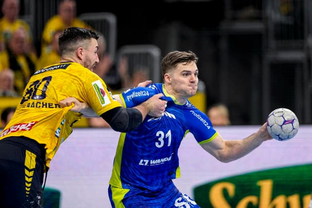 from left Jannik Kohlbacher RNL, 80 , Kay Smits VfL, 31 , duel, duel, tackle, tackling, dynamics, action, action, 11 12 2025, Mannheim Germany , Handball, Bundesliga, Rhein Neckar Löwen VfL Gummersbach xozx
