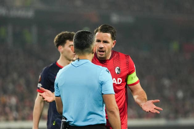 UEFA Europa League SC Freiburg vs FC Salzburg, 11 12 2025 Christian Günter SC Freiburg, 30 who discussed with Elchin Masiyev referee UEFA Europa League SC Freiburg vs FC Salzburg, Europa Park Stadion, 11 12 2025 Copyright: xBEAUTIFULxSPORTS Boscox