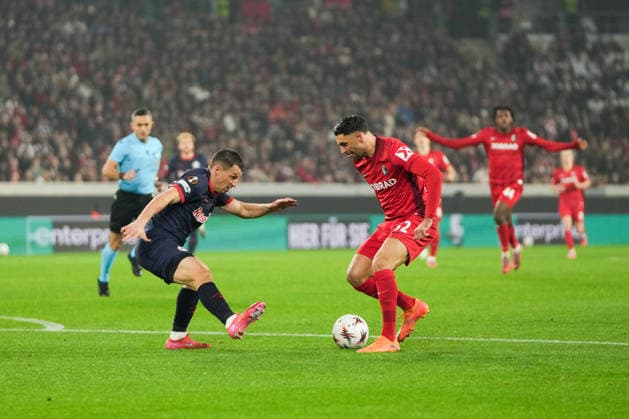UEFA Europa League SC Freiburg vs FC Salzburg, 11 12 2025 Duel between Stefan Lainer FC Salzburg, 22 and Vincenzo Grifo SC Freiburg, 32 UEFA Europa League SC Freiburg vs FC Salzburg, Europa Park Stadion, 11 12 2025 Copyright: xBEAUTIFULxSPORTS Boscox