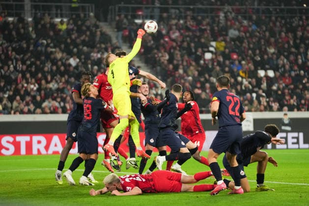 UEFA Europa League SC Freiburg vs FC Salzburg, 11 12 2025 Alexander Schlager FC Salzburg, 1 who fists the ball away in the air UEFA Europa League SC Freiburg vs FC Salzburg, Europa Park Stadion, 11 12 2025 Copyright: xBEAUTIFULxSPORTS Boscox