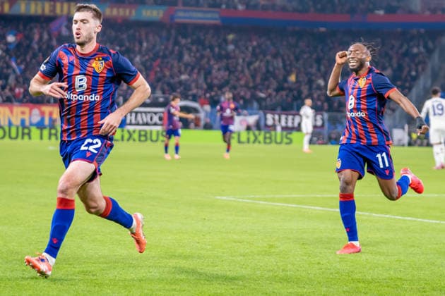 11 12 2025, Basel, St Jakob Park, Europa League FC Basel Aston Villa, no goal because offside 22 Leo Leroy Basel and 11 Benie Traore Basel Basel St Jakob Park Basel Switzerland Copyright: xJustPictures.ch PascalxvonxBürenx jp-en-PaVoB-_VB_6400-1-2