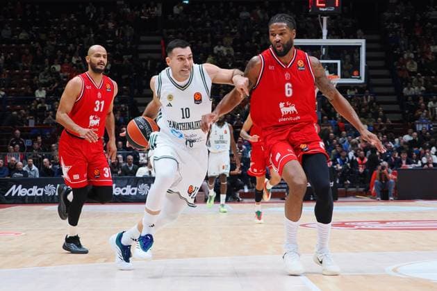 Kostas Sloukas (Panathinaikos AKTOR Athens) &amp; Devin Booker (EA7 Emporio Armani Olimpia Milano) during Olimpia Milano vs Panathinaikos Atene, Basketball Euroleague match in Assago (MI), Italy, December 11 2025  Copyright: xSavinoxPaolella IPAxSportx xipa-agency.netx xx IPA_69039653 IPA_Agency_IPA69039653
