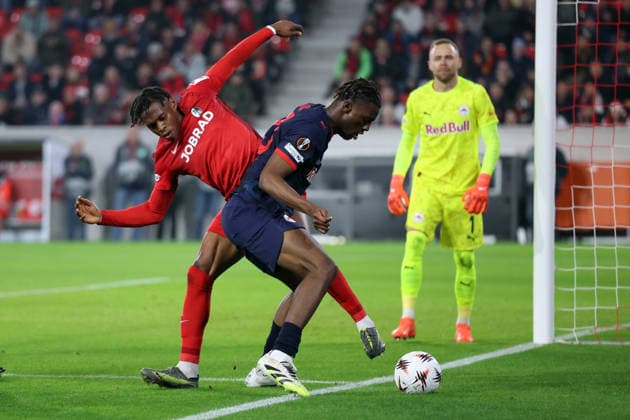 11 12 2025, xrekx, Football UEFA Europa League, SC Freiburg RB Salzburg v l Junior Adamu SC Freiburg Joane Gadou FC Red Bull Salzburg Alexander Schlager FC Red Bull Salzburg Zweikampf, Aktion, action, battle for the ball DFL DFB REGULATIONS PROHIBIT ANY USE OF PHOTOGRAPHS as IMAGE SEQUENCES and or QUASI VIDEO Freiburg