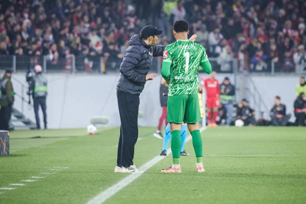 11 12 2025, xhettx, Football UEFA Europa League, SC Freiburg RB Salzburg v l Julian Schuster SC Freiburg, coach with instructions to Noah Atubolu SC Freiburg, 1 DFL DFB REGULATIONS PROHIBIT ANY USE OF PHOTOGRAPHS as IMAGE SEQUENCES and or QUASI VIDEO Freiburg