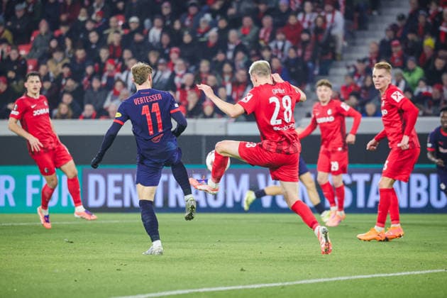 11 12 2025, xhettx, Football UEFA Europa League, SC Freiburg RB Salzburg v l Matthias Ginter SC Freiburg, 28 before Yorbe Vertessen FC Salzburg, 11 on the ball DFL DFB REGULATIONS PROHIBIT ANY USE OF PHOTOGRAPHS as IMAGE SEQUENCES and or QUASI VIDEO Freiburg