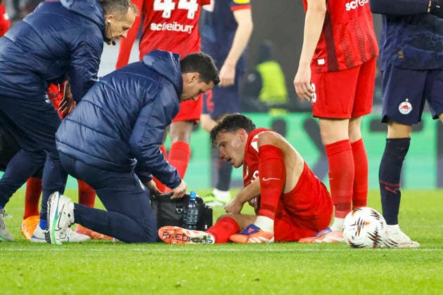 Maximilian Eggestein SC Freiburg, 08 injured on the ground , Germany, Football, UEFA Europa League, Matchday 6, 2025 2026, SC Freiburg vs RB Salzburg, 11 12 2025, Europa Park Stadion Freiburg , Freiburg im Breisgau, Germany Freiburg im Breisgau Europa Park Stadion Freiburg Baden Württemberg Germany Copyright: xGrantxHubbsx