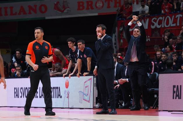 Peppe Poeta, head coach EA7 Emporio Armani Olimpia Milano &amp; his staff during Olimpia Milano vs Panathinaikos Atene, Basketball Euroleague match in Assago (MI), Italy, December 11 2025  Copyright: xSavinoxPaolella IPAxSportx xipa-agency.netx xx IPA_69039851 IPA_Agency_IPA69039851