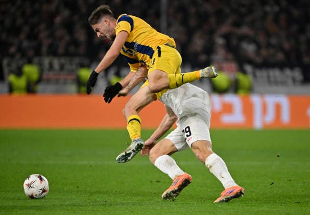 Duel, action Noam Ben Harosh Maccabi Tel Aviv FC 21 vs Finn Jeltsch VfB Stuttgart 29 VfB Stuttgart vs Maccabi Tel Aviv FC EUROPA LEAGUE EL 11 12 2025 DFL REGULATIONS PROHIBIT ANY USE OF PHOTOGRAPHS AS IMAGE SEQUENCES AND OR QUASI VIDEO VfB Stuttgart vs Maccabi Tel Aviv FC EUROPA LEAGUE EL