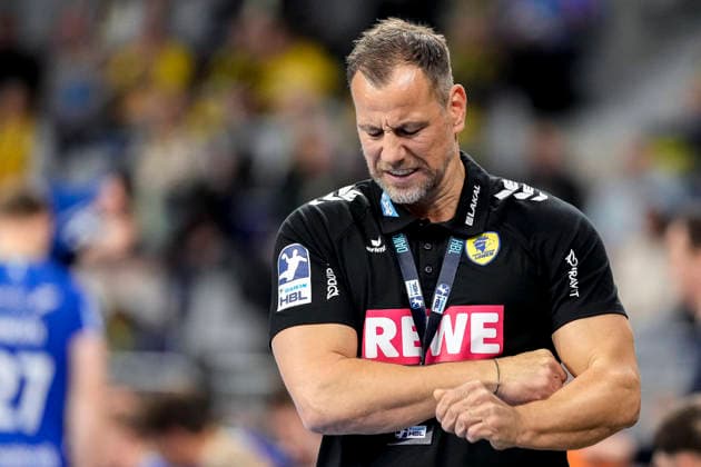 Maik Machulla coach, head coach, RNL , single picture, single photo, action, action, looking disappointed, disappointment, frustration, disappointed, pessimistic, 11 12 2025, Mannheim Germany , Handball, Bundesliga, Rhein Neckar Löwen VfL Gummersbach xozx