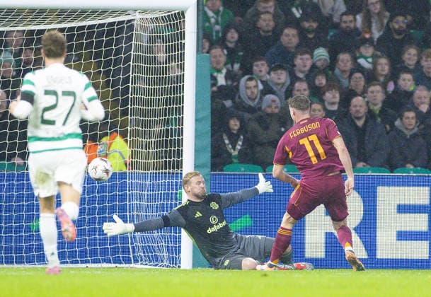 11.12.2025 Celtic v Roma, UEFA Europa League, League Stage ........................... Evan Ferguson scores for Roma. 0-2  Copyright: xKennyxRamsay.x78xNewarkxStreet.x NINTCHDBPICT001045073932
